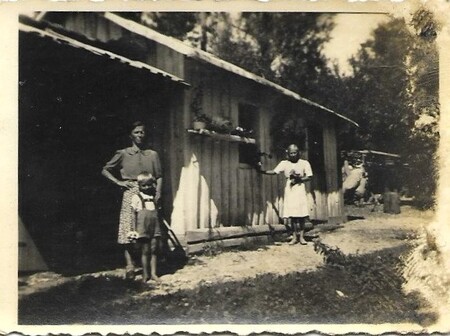 mama Antonija z Brankom in Bruna pred hišo v Šmihelu 1954